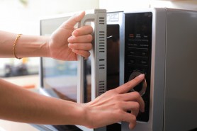 Secretul pe care trebuie să-l cunoască fiecare gospodină: De ce trebuie să pui un pahar cu apă în cuptorul cu microunde